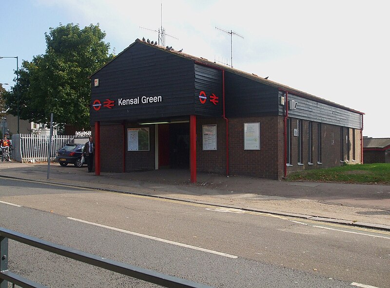 Файл:Kensal Green stn building.jpg