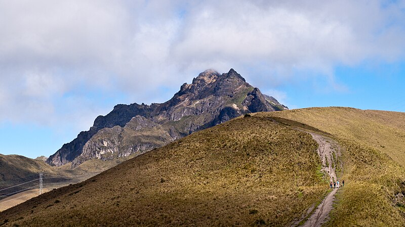 Archivo:Rucu Pichincha and Trail.jpg