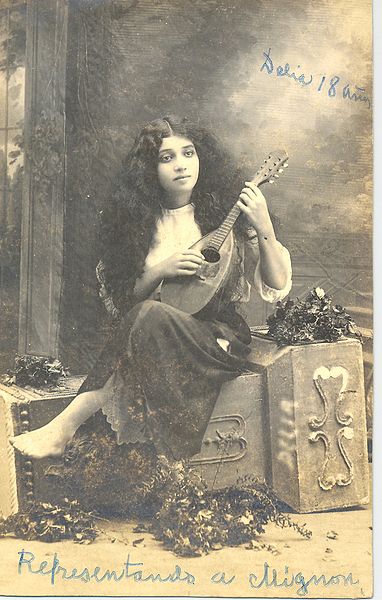 File:Delia Weber seated, 1918.jpg