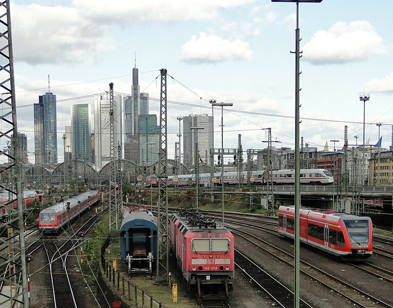 File:Hauptbahnhof-ffm-gleisfeld-014.jpg