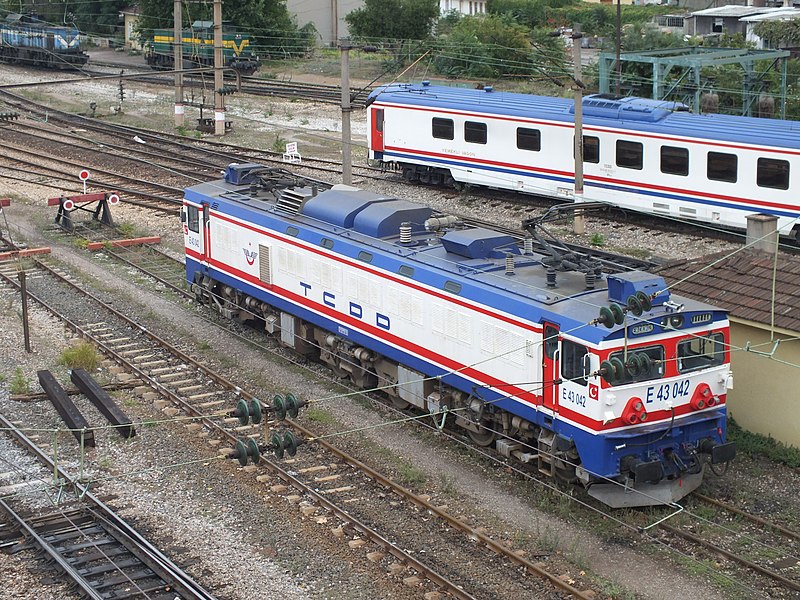 File:TCDD E43042 at Haydarpasa.jpg