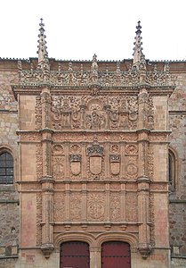 Universidad de Salamanca, la más prestigiosa de las españolas. Más que por su contribución al aumento del saber (anclado en el neoescolasticismo), le dieron fama las espectaculares disputas entre estudiantes y órdenes religiosas que controlaban los distintos colegios. Los intentos ilustrados por reformarla (Meléndez Valdés) fueron inútiles.[36]​