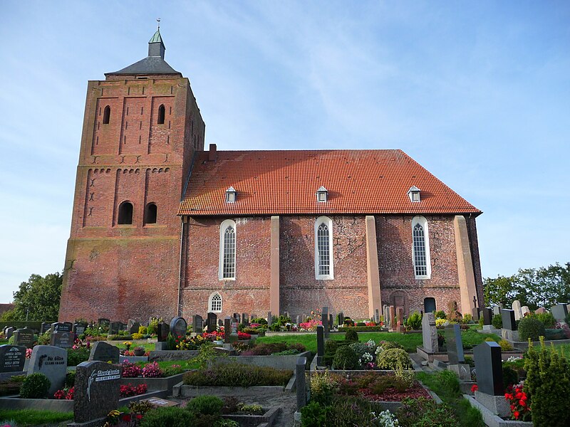 Archivo:Warnfried-Kirche Seitenansicht.JPG