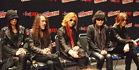 X Japan в Нью-Йорке на Comic-Con в 2014 году. Слева направо: Хит, Пата, Ёсики, Тоси и Сугидзо