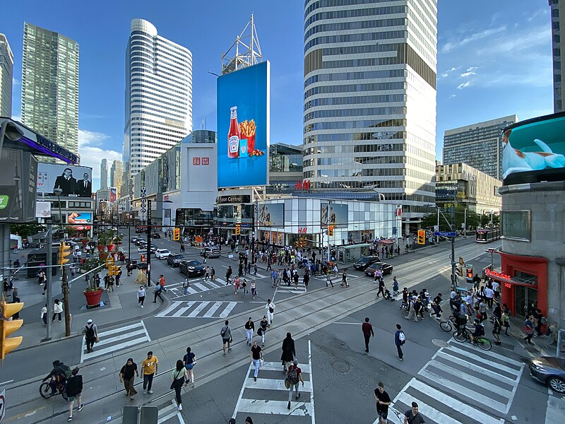 Archivo:Yonge–Dundas crossing 2022.jpg