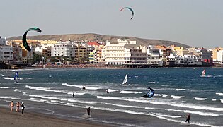 Playa y frente urbano. Al fondo, Montaña Pelada.