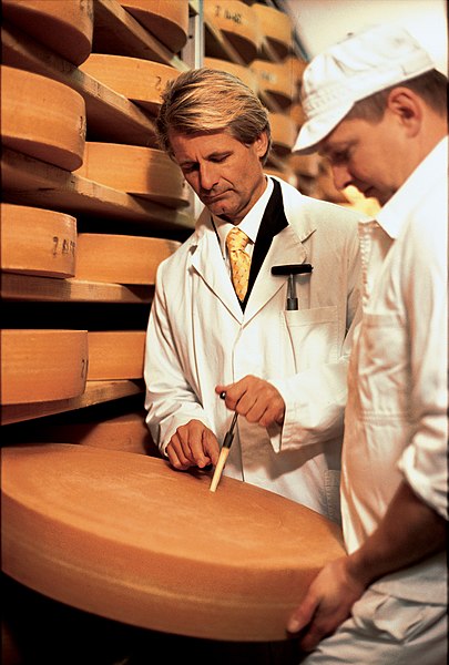 File:Affinage Gruyere.jpg