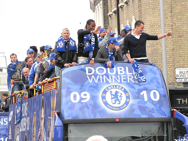 Archivo:Chelsea double winner 2009-10.JPG