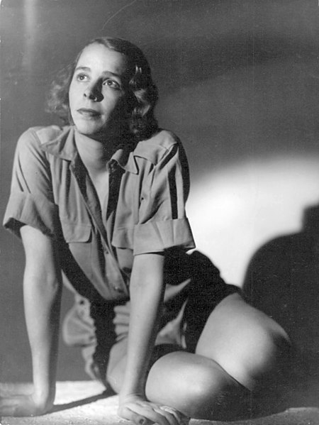 Archivo:Eva-Dickson-sitting-on-the-floor-1936-391753774287.jpg