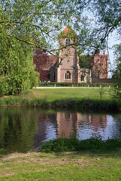 File:Mapledurham Church and House.JPG