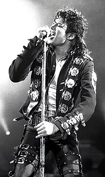 Джексон во время выступления в рамках Bad World Tour в 1988 году