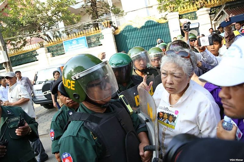 Archivo:NGO protest blocked.jpg