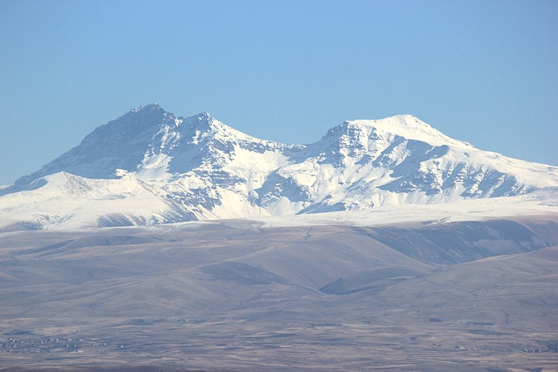 File:Aragats from Gyumri 1.jpg