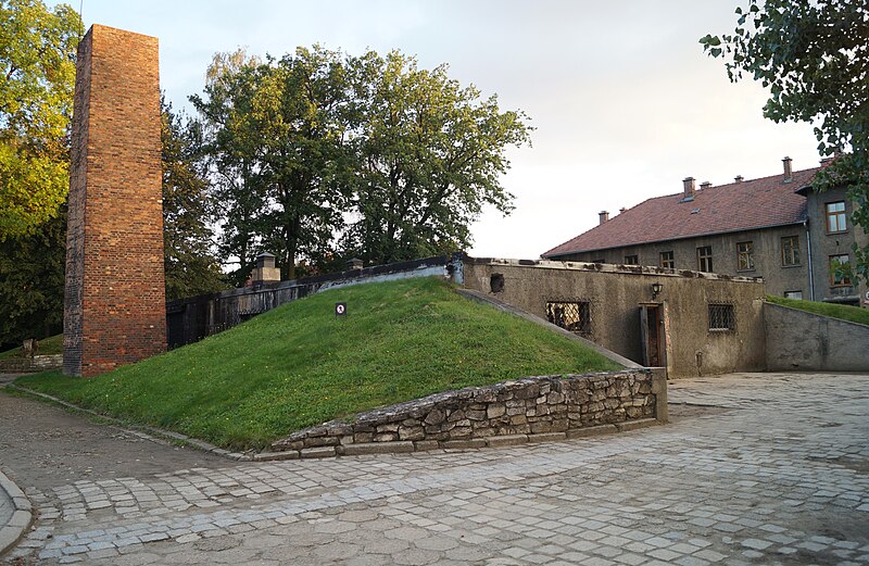 File:Auschwitz I krematorium.jpg