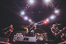 Breaking Benjamin-3507 (18652296258).jpg