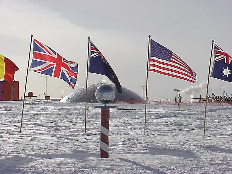 Archivo:Ceremonial South Pole.jpg