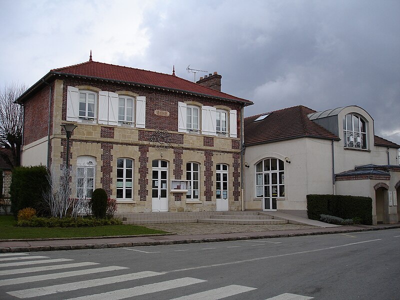 Archivo:Mairie de Longnes.jpg