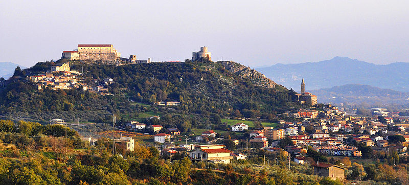 File:Montesarchio (Benevento).jpg