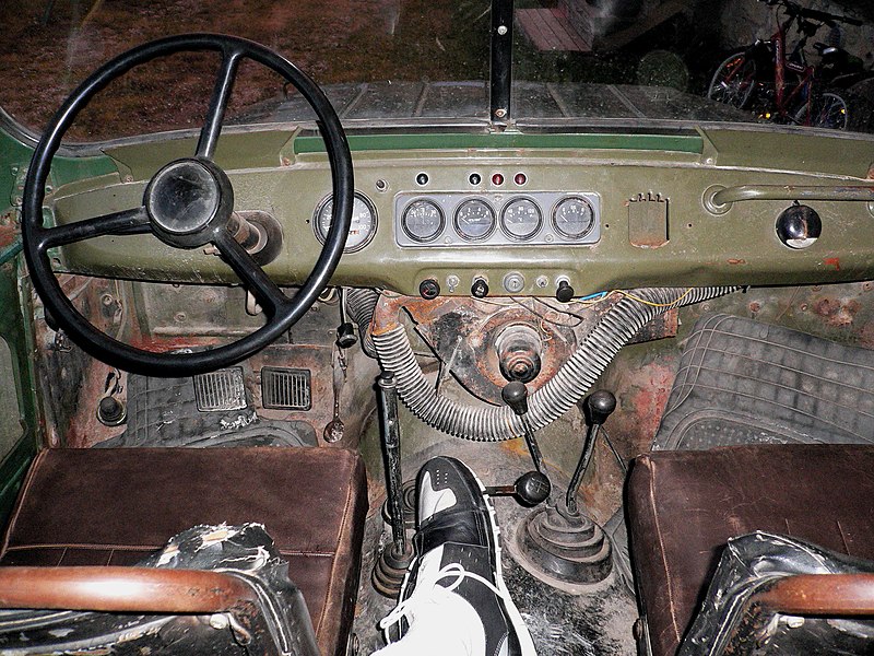 Файл:UAZ-early-interior-floor-pedals.jpg