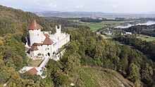 Zovnek castle lake.jpg