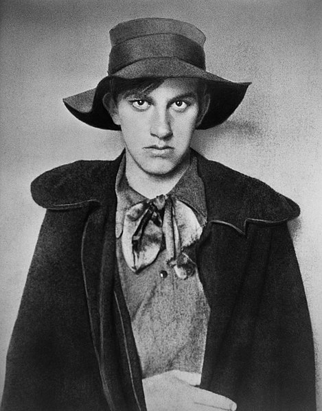 Файл:Mayakovsky-1910.jpg