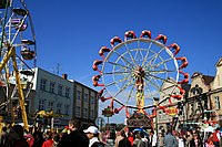 A ride similar to a Ferris wheel, but which inverts its cars and passengers