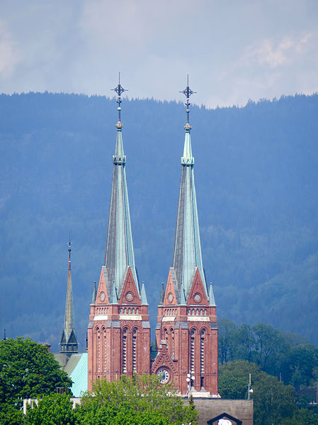 File:Skien Kirke (tvillingetårn).jpg