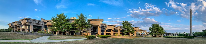 Archivo:UMass Dartmouth Panorama.jpg