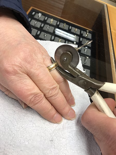 File:Finger ring cutter.jpg