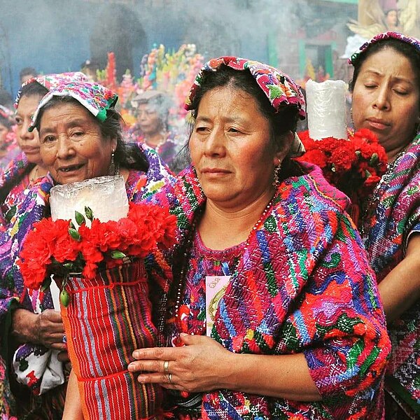 Archivo:Mujeres mayas San Pedro.jpg