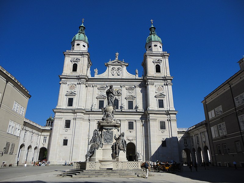 File:Salzburger Dom2 vom Domplatz.JPG