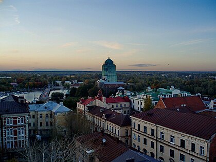 В правом нижнем углу видны верхние этажи под плоской кровлей (фото 2009 года)