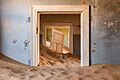 Kolmanskop fue un poblado colonial construido en 1908 para dar cobijo a los buscadores de diamantes que trabajaban en la desértica región del Namib, a pocos kilómetros de la ciudad costera de Lüderitz, en Namibia. Tras la Primera Guerra Mundial, la extracción de diamantes en la zona disminuyó, quedando el poblado abandonado y las edificaciones invadidas por la arena del desierto. Por James Kerwin Photographic.