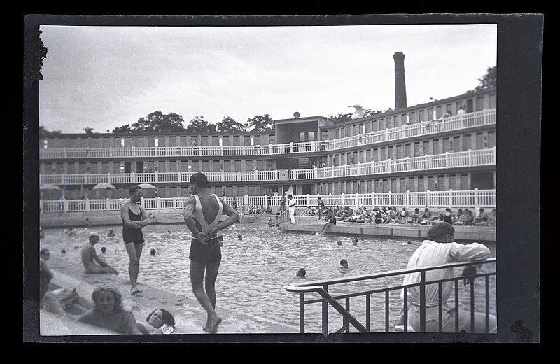 File:Hôtel Piscine Molitor.jpg