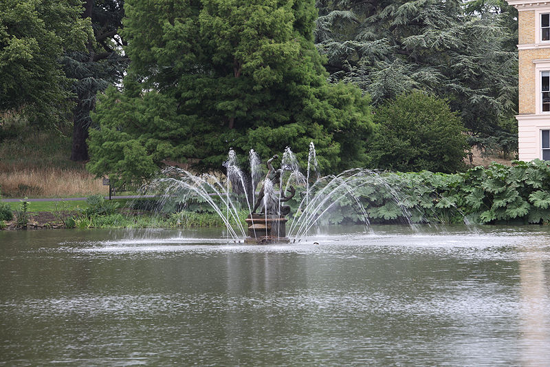 File:Kew fountain (long exposure).jpg