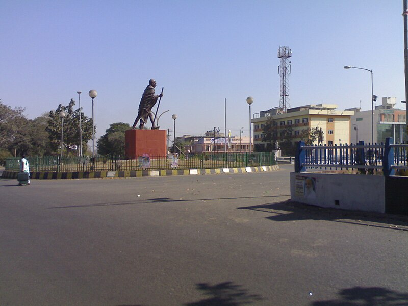 File:Mahatma Gandhi Statue.jpg