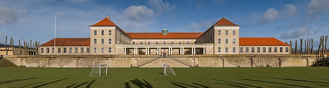 Viborg Katedralskole Symmetrical