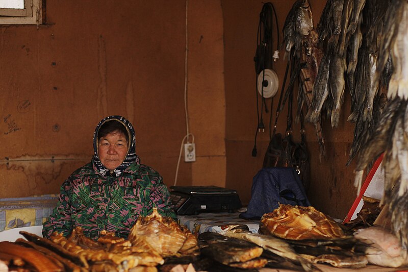 File:Fish seller in Lineynaya.jpg