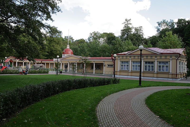 File:Kadrioru Lastepargi paviljon.jpg