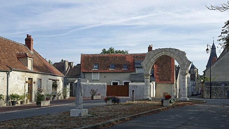 File:Place du Chatelet Dun-sur-Auron.jpg