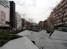 También conocida por Plaza de Salvador Dalí, por ser el arquitecto inicial y por estar decorada por un dolmen, obra suya.