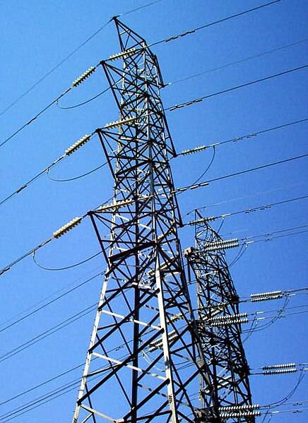 Archivo:Two transmission towers.jpg