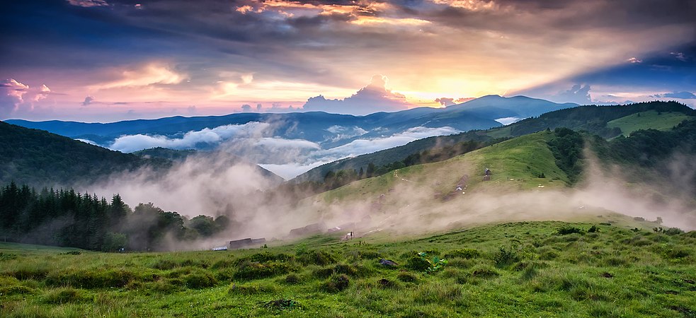 乌克兰喀爾巴阡生物圈保護區雷暴后的风景。