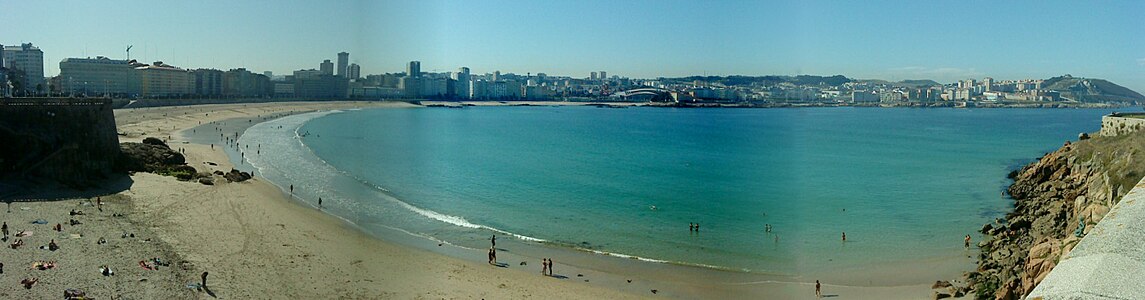 Panorámica de la Ensenada del Orzán, en la que podemos ver el istmo que forma la península de La Coruña, sobre el que se asientan los barrios de Pescadería y Orzán.