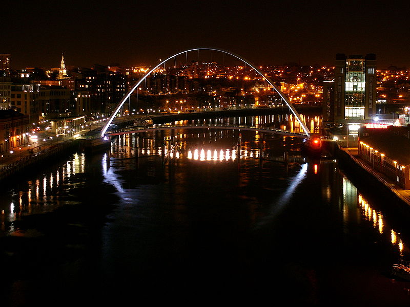 File:Gateshead Millennium Bridge, Front.JPG