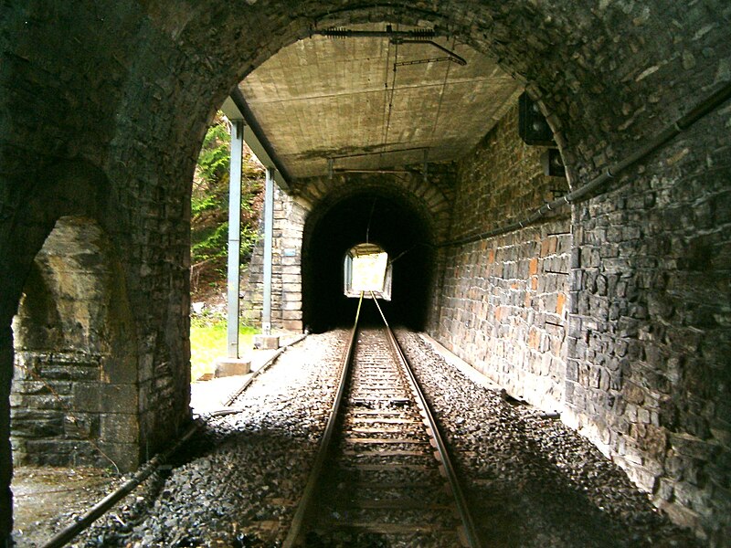 File:Gitzistein Tunnel.jpg