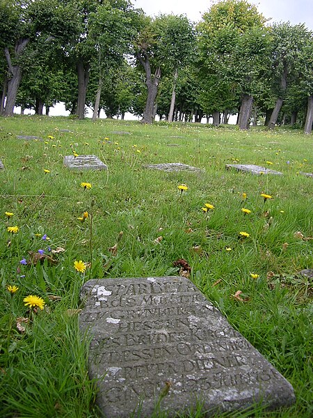 File:Herrnhut Friedhof.jpg