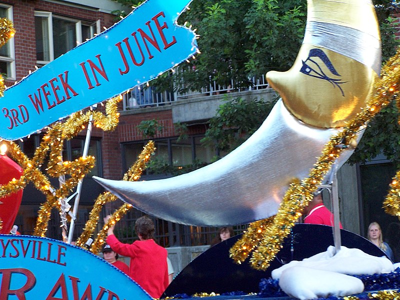 File:Marysville Strawberry Festival Float.jpg