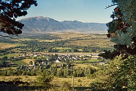 Enveitg seen from the path of Serre, with the Spanish Cerdanya in the background