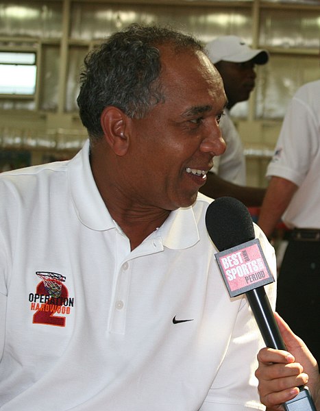 Archivo:Tubby Smith Kuwait 2.jpg